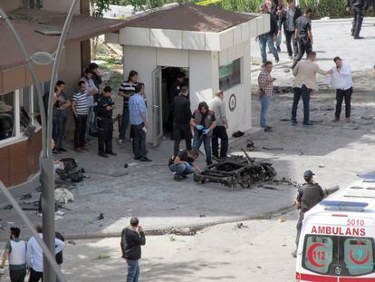 Las fuerzas de seguridad investigan los restos del coche bomba tras el atentado en Gaziantep.