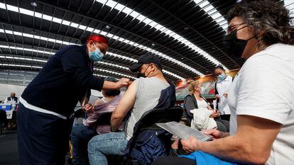 Un hombre recibe un refuerzo de la vacuna contra la covid, en Ciudad de México.