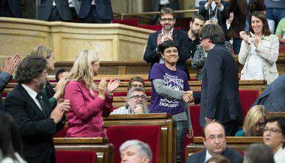 Puigdemont estrecha la mano a la diputada de la CUP Anna Gabriel.