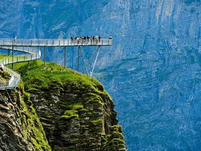 JK83D0 Mountain platform First Cliff Walk by Tissot, Grindelwald, Bernese Oberland, Switzerland