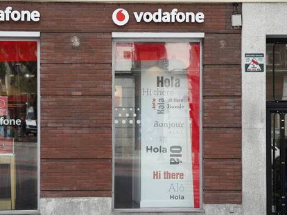 Vodafone negocia la fusión de su filial británica con Three UK