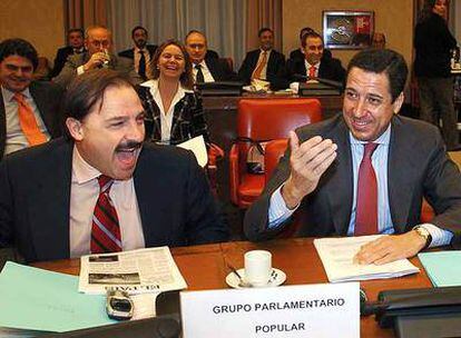 El dirigente del PP Vicente Martínez Pujalte (a la izquierda) y el portavoz del Grupo Parlamentario Popular, Eduardo Zaplana, en una de las sesiones de la comisión de investigación del 11-M.