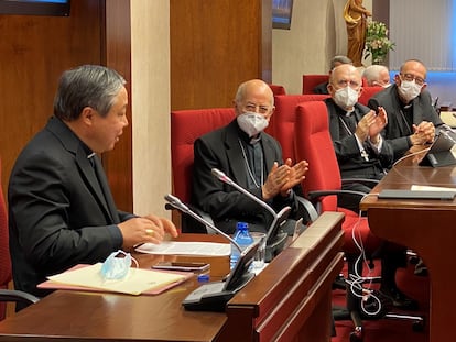 La comisión ejecutiva aplaude al nuncio papal en España, Bernardito Cleopas Auza, durante el comienzo de la plenaria.