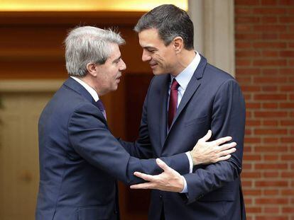 El presidente del Gobierno, Pedro Sánchez, y el presidente de la Comunidad de Madrid, Ángel Garrido (izda.).