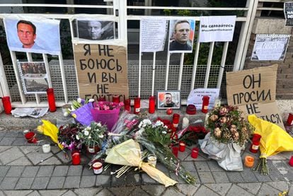Homenaje al disidente ruso Alexéi Navalni a las afueras de la Embajada de Rusia en Madrid.