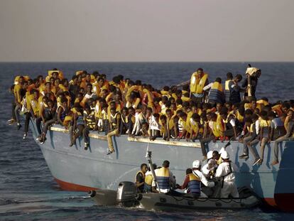 Voluntarios de una ONG partaicipan en el rescate de migrantes en peligro de naufragio. 