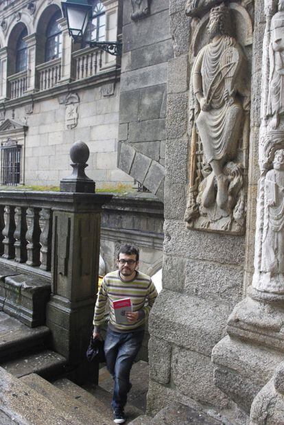Carlos Callón, autor de <i>Amigos e sodomitas</i>, frente al David de la fachada de Praterías.
