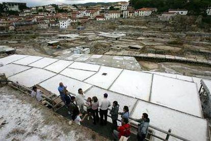 Los visitantes pueden recorrer las sorprendentes cuadrículas de Salinas de Añana, en Álava, que se utilizan desde el siglo IX.