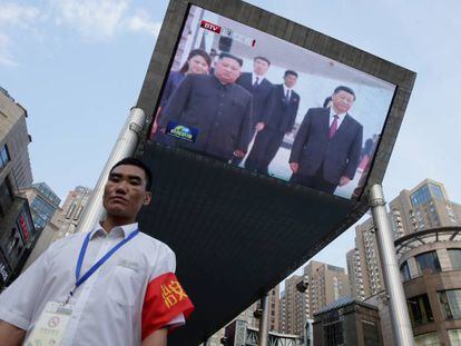 Imagen de televisión del encuentro entre Kim Jong-un y Xi Jinping, en Pyongyang. En vídeo, las claves de esta reunión.