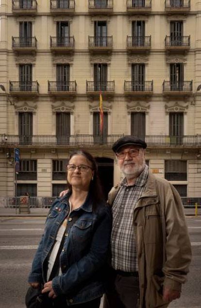 Els germans Maribel i Josep Ferrándiz Blas, davant la comissaria de Via Laietana.