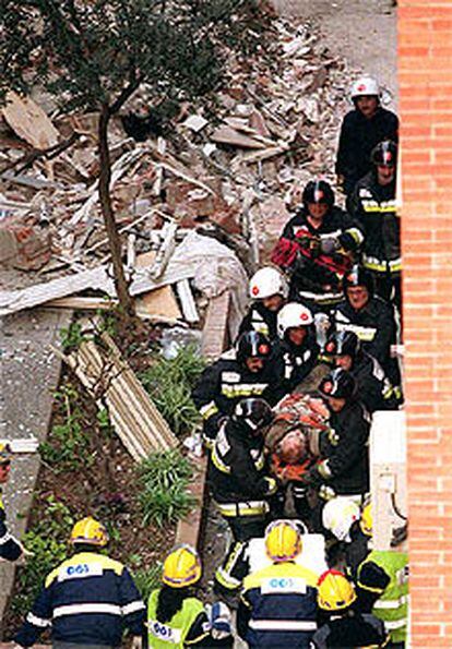 Rescate de uno de los heridos en la explosión de Horta por los servicios de emergencia.