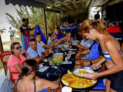 Ambiente, este lunes, en el chiringuito Aku Aku de Mojácar, en Almería.