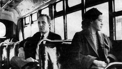 Rosa Parks, en un autobús de Montgomery, junto a un hombre blanco.