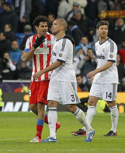 Diego Costa charla con Pepe durante el último Real Madrid-Atlético