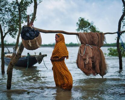 Tras el ciclón Yaas en 2021, cientos de miles de familias en Bangladés sufrieron mareas de entre tres y cuatro metros que arrasaron con cultivos y peces.