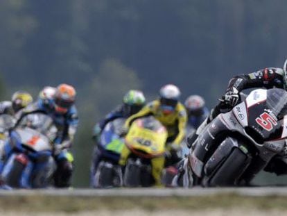 Zarco lidera el grupo de pilotos en la carrera de Moto2 en Brno.