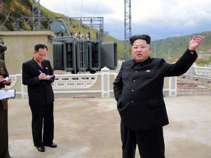 Imagen no verificada facilitada por la agencia norcoreana KCNA, que muestra a Kim Jong-un en las obra de una planta de energía eléctrica.