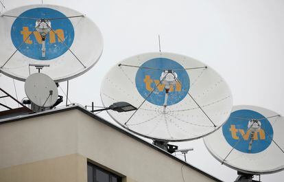 Varias antenas con el logo del canal privado TVN, en el tejado de su sede central en Varsovia, Polonia.