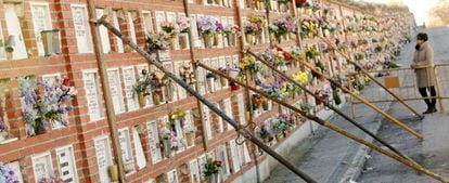 Columbario apuntalado en el cementerio de La Almudena.