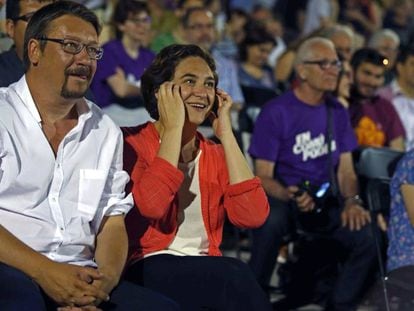 Xavier Domènech y Ada Colau, en un mitin en la campaña electoral del 26-J.