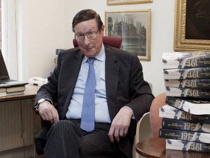 El historiador Max Hastings en su estudio de Londres.