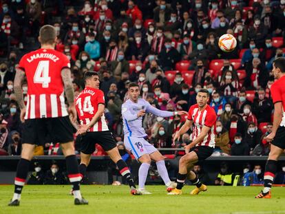 Ferran Torres intenta un remate en el duelo ante el Athletic.