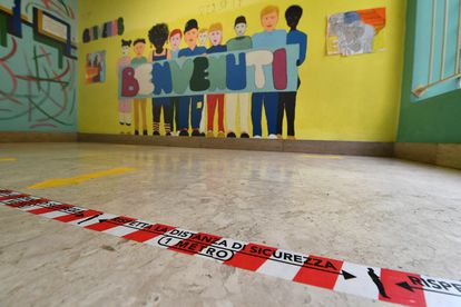 Marcas para asegurar la distancia de seguridad en un colegio de Génova (Italia).
