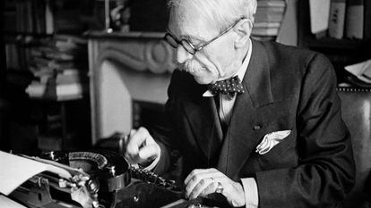 Paul Valéry, retratado en su despacho en 1937.