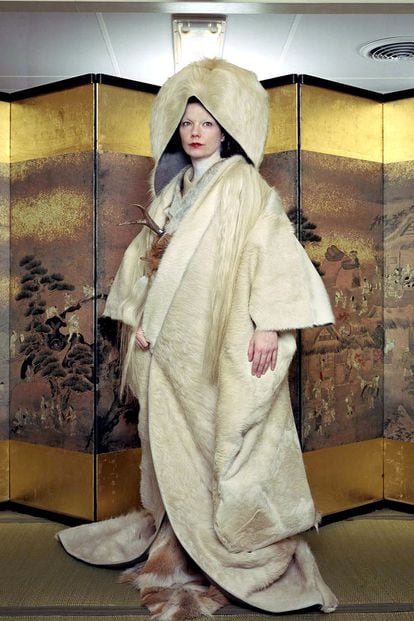 Drawing Restraint 9 es un álbum que escribió Björk para la película homónima de 2005. En la portada y las fotos promocionales, la islandesa vistió un traje ceremonial japonés elaborado con pieles para homenajear los sonidos japoneses del disco.