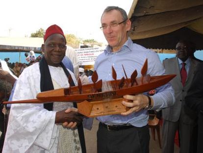 El comisario Piebalgs, en Dakar, junto a uno de los socios de una cooperativa de pesca.