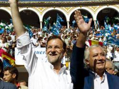 El líder del PP, Mariano Rajoy, junto a Javier Arenas