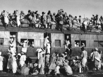 Musulmanes huyen de India a Pakistán tras la independencia en 1947.