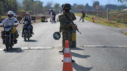 Soldados colombianos en un retén en el municipio de Tame (Arauca), en la frontera con Venezuela, donde han habido 86 asesinatos este año.