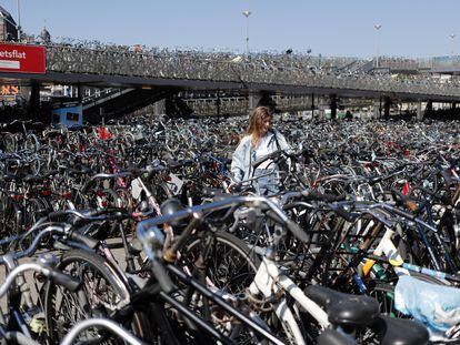 Cada año se roban en Ámsterdam hasta 80.000 bicicletas, pero eso no ha disminuido su papel central en el sistema de transporte de la ciudad. En la imagen, infinidad de bicis durante el Día Mundial de la Bicicleta en la capital holandesa.