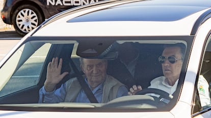 Llegada del Rey emérito al aeropuerto Peinador de Vigo.