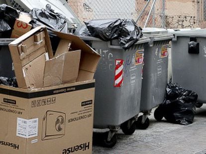 Contenedores desbordados de basura en la calle de Corretgeria.