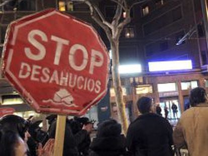 Protesta convocada por la plataforma Stop Desahuicios, en Zaragoza.