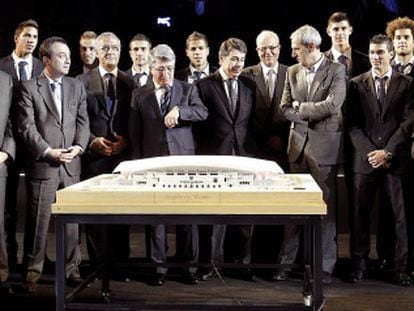 Directivos y jugadores del Atlético de Madrid posan durante la presentación del nuevo estadio tras la remodelación de La Peineta.