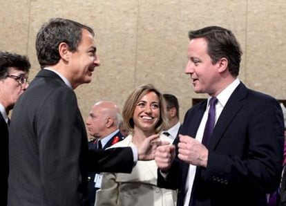 El presidente del Gobierno, José Luis Rodríguez Zapatero, con su homólogo británico David Cameron y la ministra de Defensa, Carme Chacón, en la cumbre de la OTAN.