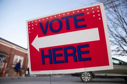 Un cartel afuera de un centro de votación en Old Stone School en Hillsboro, en el Estado de Virginia.
