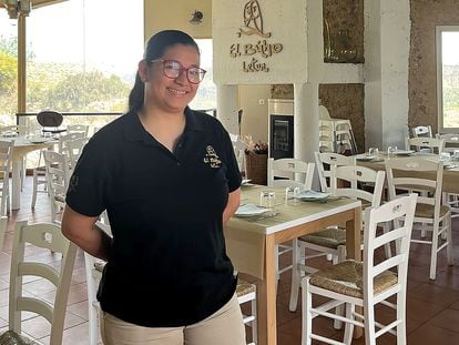 Alejandra Abadía en el restaurante El Búho, en Letur, un pueblo en la Sierra de Albacete, donde trabaja, en imagen proporcionada por Cáritas.