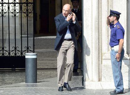 El primer ministro italiano, Enrico Letta, ayer, abandonando ayer el Palacio Chigi, sede del Ejecutivo, tras conocer la dimisi&oacute;n de los ministros de Silvio Berlusconi.