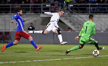 Andrea Belotti marca el cuarto gol de Italia en Vaduz.