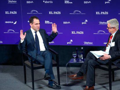 El secretario de Hacienda mexicano, Arturo Herrera, y el director de EL PAÍS América, Javier Moreno.