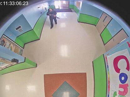 El tirador, Salvador Ramos, entraba a la escuela primaria Robb, en Uvalde, Texas, el 24 de mayo de 2022.