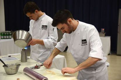David Andrés Morera, jefe de cocina del restaurante ÀBaC, y su ayudante (a la izquierda) en un momento del concurso.