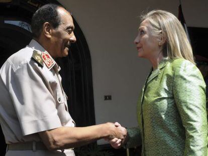 Clinton saluda a Tantaui, jefe de la junta militar, este domingo en El Cairo.