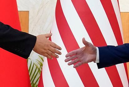Las manos de Xi Jinping (izquierda) y de Joe Biden, este lunes.