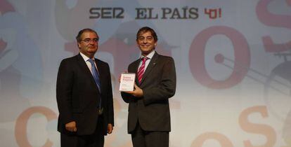 &Aacute;ngel Ron entrega el premio a Carlos Buesa de Oryzon Genomics.