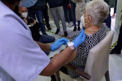 Una sanitaria vacuna de la tercera dosis a una mujer en la residencia de mayores de Vista Alegre, en septiembre de 2022.